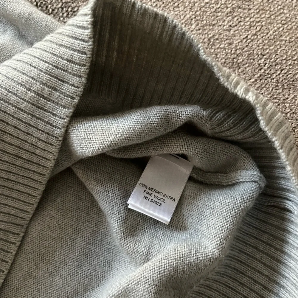 Banana Republic XL Extra Fine Merino Wool Gray V-Neck Sweater
